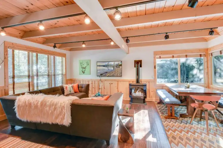 Spacious, cozy, comfortable to enjoy the fire or a movie at the end of the day