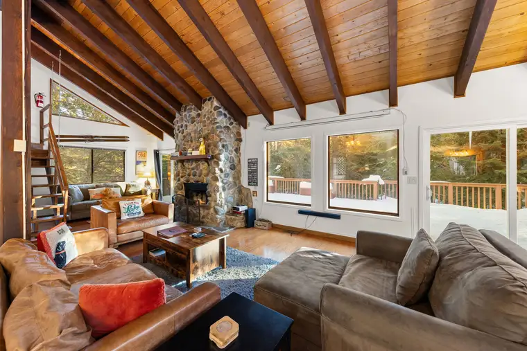 Sierra Woodlands Getaway, a vacation rental in Tahoe Vista, Lake Tahoe